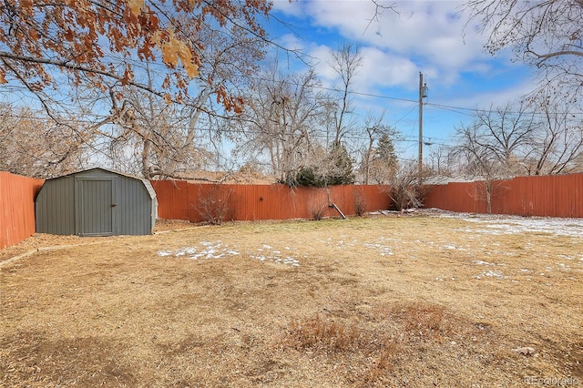 view of yard featuring a storage shed