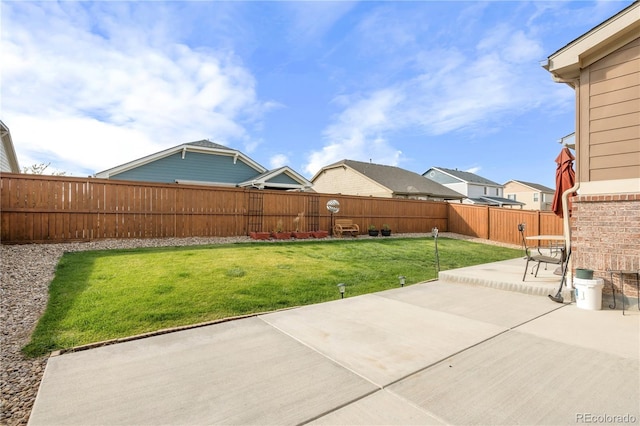 view of yard featuring a patio area