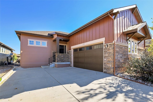 view of front facade featuring a garage