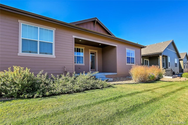 view of front of property featuring a front yard