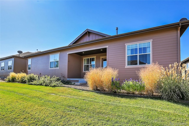 view of front facade featuring a front yard