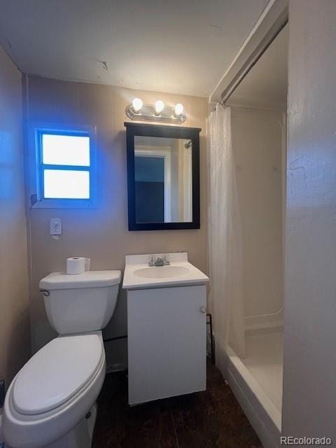 bathroom featuring a shower with curtain, vanity, and toilet