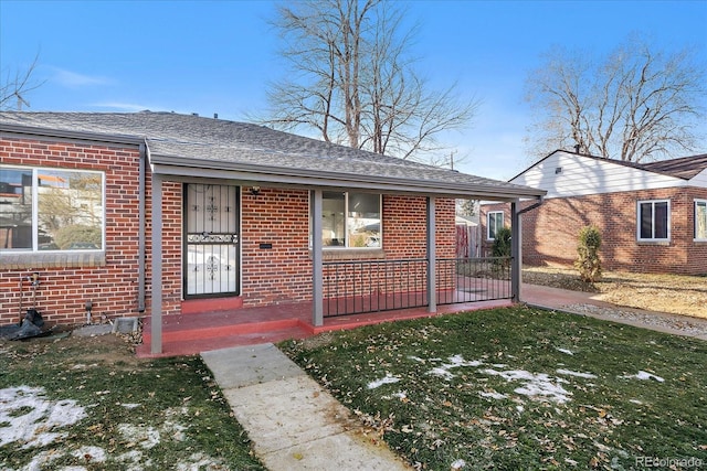 view of front of home with a front lawn