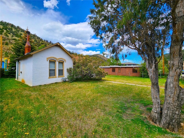 view of yard featuring a mountain view