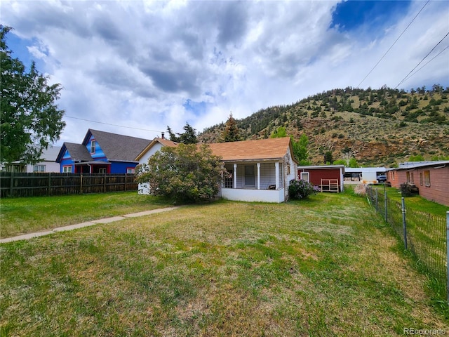 view of yard featuring a mountain view