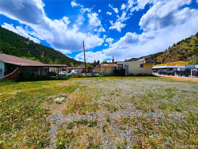 view of yard featuring a mountain view