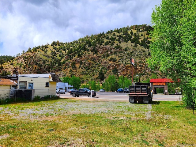 view of yard with a mountain view