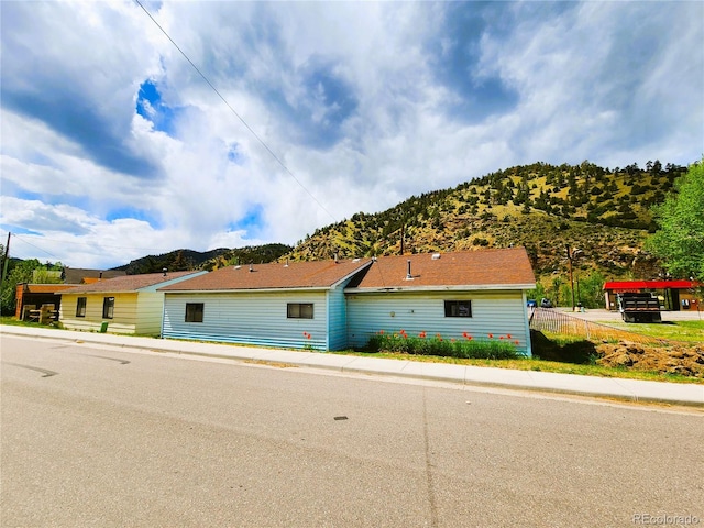 single story home featuring a mountain view