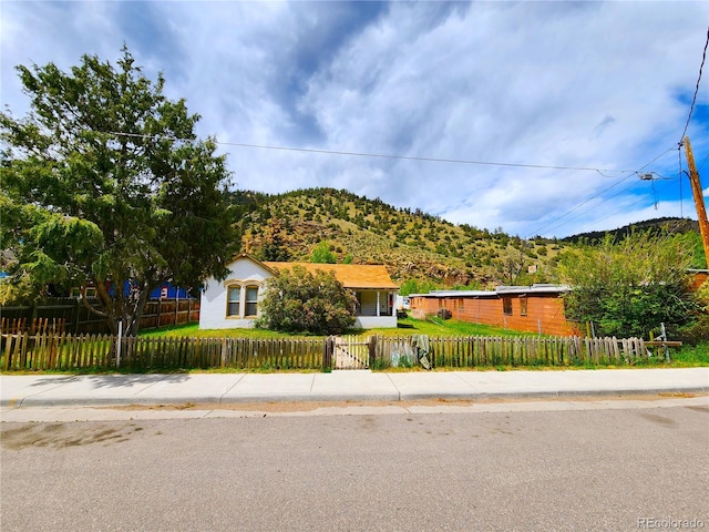 ranch-style home with a mountain view