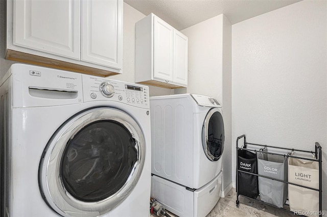 laundry room featuring cabinets and independent washer and dryer