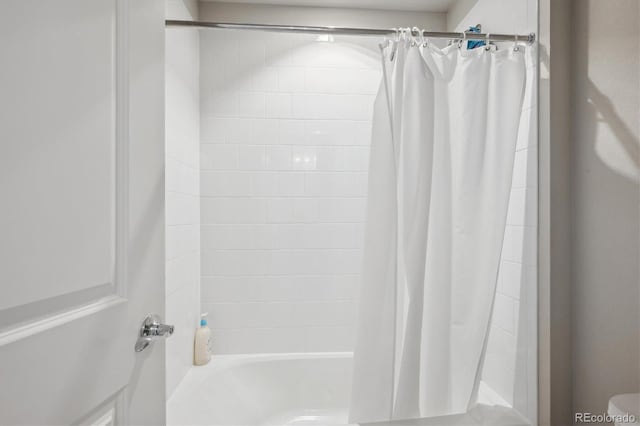 bathroom featuring shower / bath combo