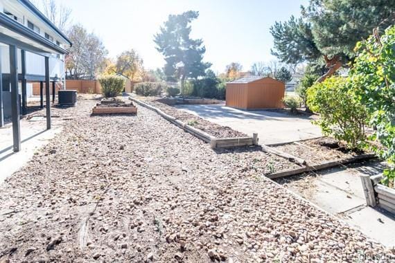 view of yard featuring a shed