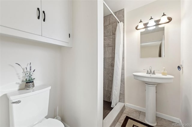 bathroom featuring a shower with curtain and toilet