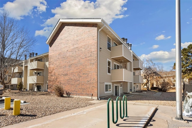 view of building exterior featuring a residential view