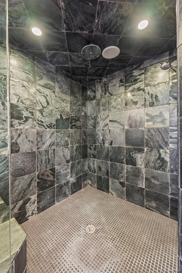 full bathroom with tiled shower and recessed lighting