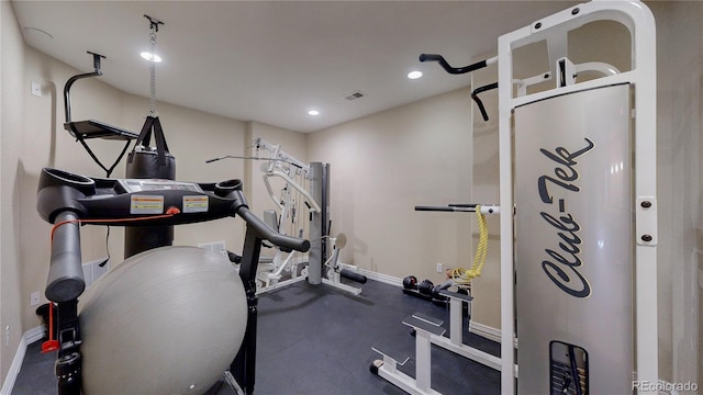 workout room with visible vents, recessed lighting, and baseboards