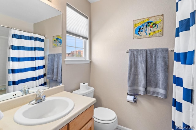 bathroom with toilet, a shower with curtain, and vanity