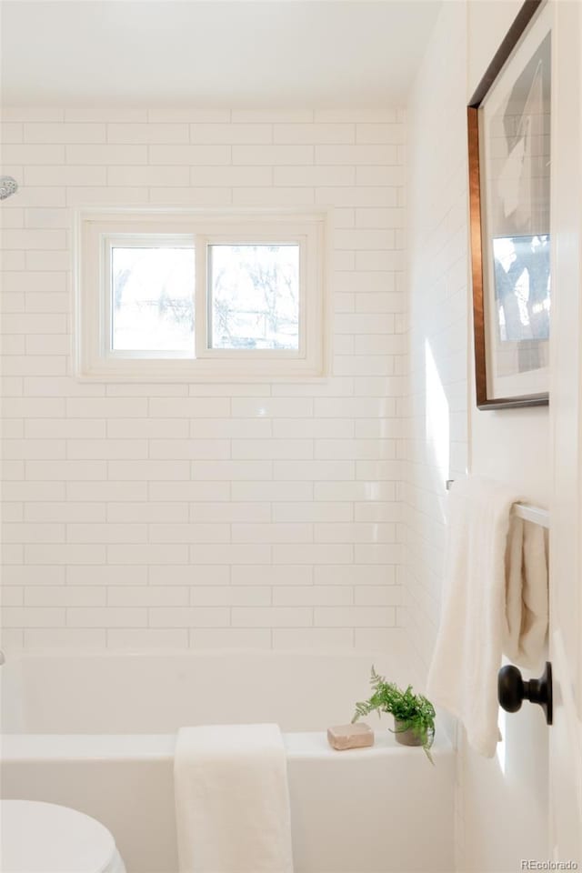 full bathroom with toilet and washtub / shower combination