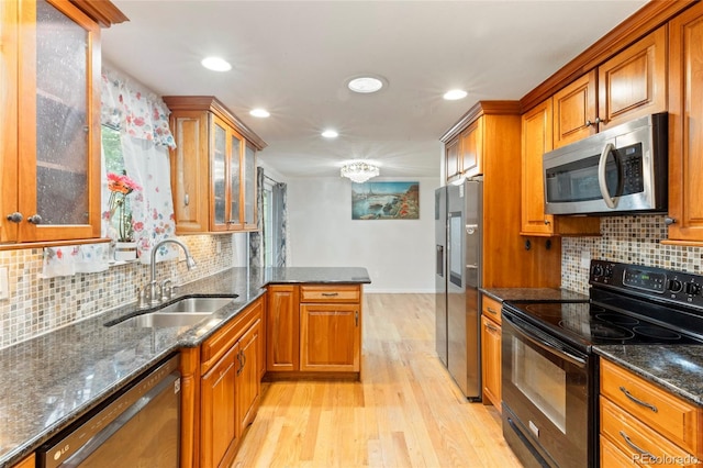 18625 E Kent Dr, Aurora, CO 80013 - kitchen with stainless steel appliances, brown cabinets, light wood-style floors, a peninsula, and recessed lighting