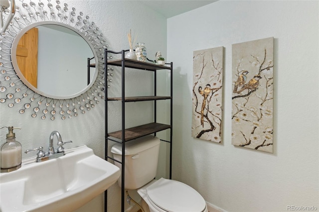 18625 E Kent Dr, Aurora, CO 80013 - bathroom featuring a textured wall