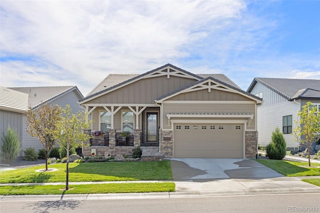 craftsman house featuring a front lawn, a porch, and a garage