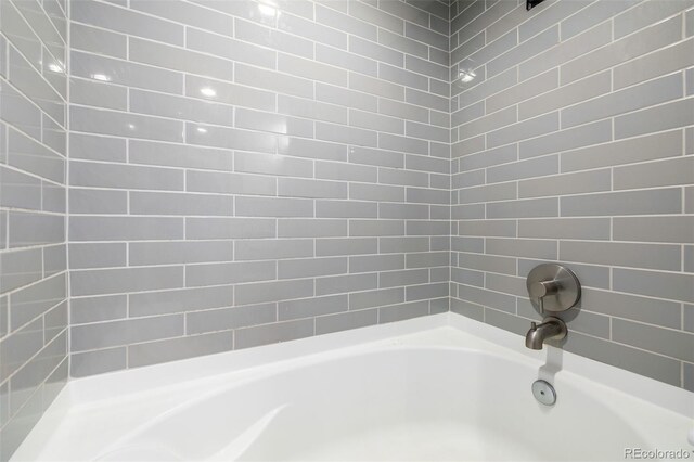 bathroom with tiled shower / bath