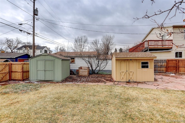 view of yard featuring a storage shed