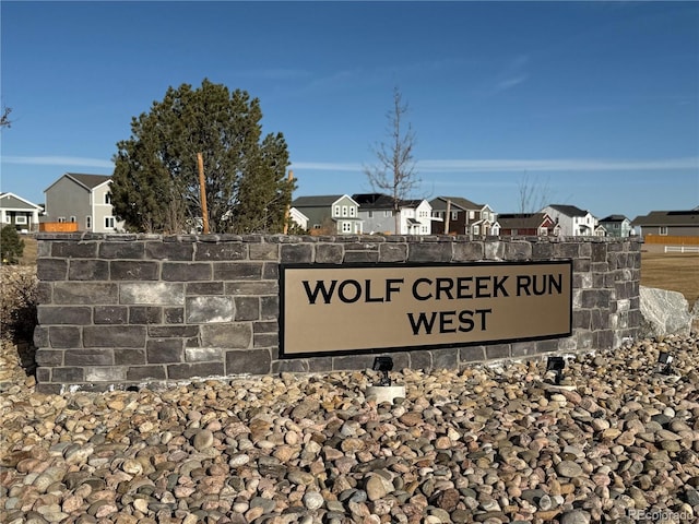 community sign featuring a residential view