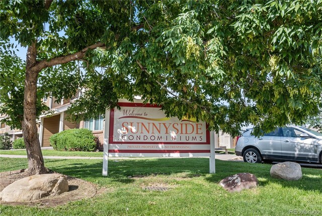 community sign with a yard