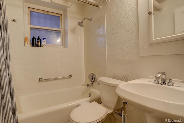 1060 N Washington St Unit 1A, Denver, CO 80203 - full bath featuring a textured wall and shower / tub combination