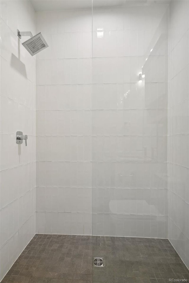 bathroom featuring tiled shower