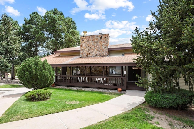 view of front of house featuring a porch and a front yard