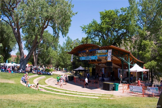 view of property's community featuring a lawn