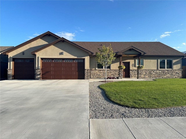 craftsman inspired home with a garage, stucco siding, a front lawn, and stone siding
