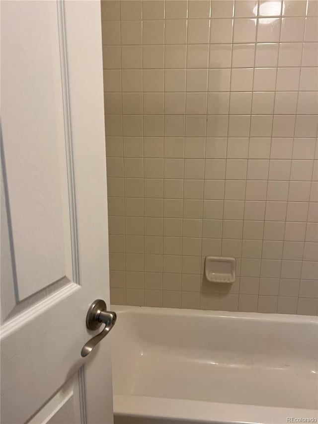 bathroom with tiled shower / bath