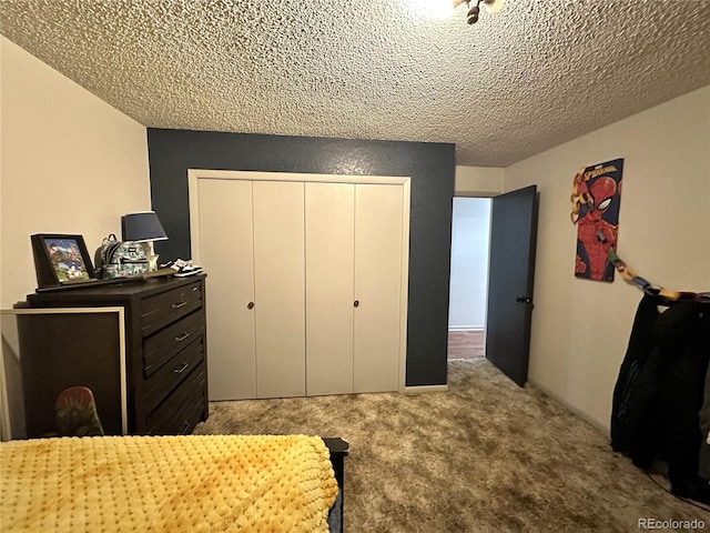 bedroom featuring light carpet, a closet, and a textured ceiling