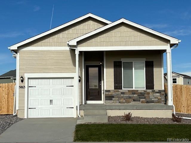 view of front of property featuring covered porch