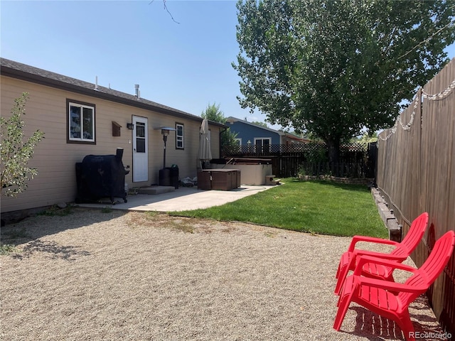 view of yard featuring a hot tub and a patio