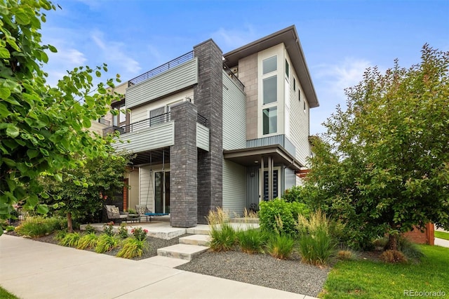 9391 E 59th N Pl, Denver, CO 80238 - contemporary home featuring a balcony and covered porch