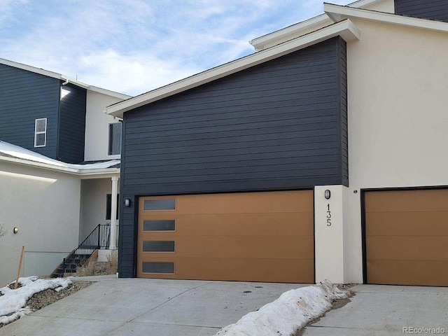 view of front facade with a garage