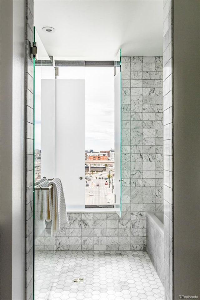 bathroom featuring a tile shower