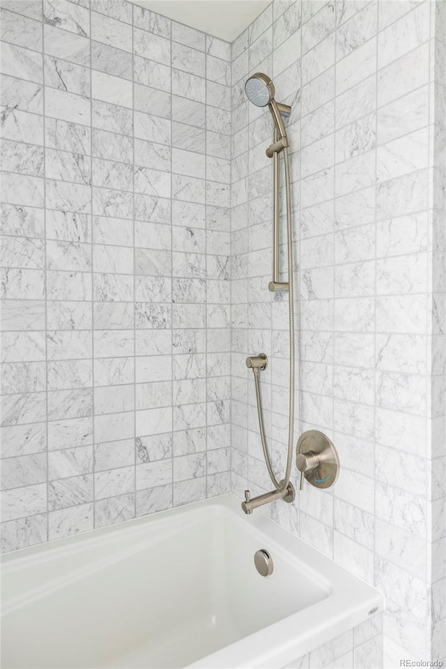 bathroom with tiled shower / bath