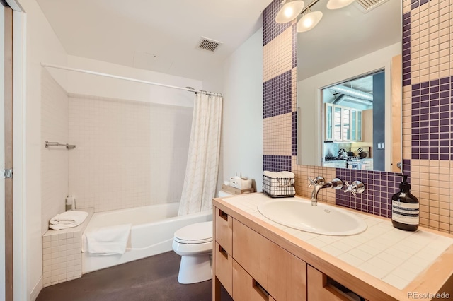 full bath featuring toilet, vanity, visible vents, tasteful backsplash, and shower / bath combo