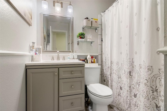 full bath with toilet, a shower with curtain, and vanity