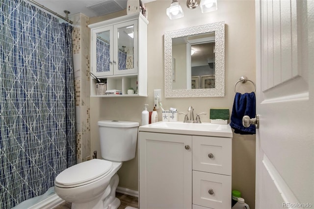 full bath with visible vents, curtained shower, vanity, and toilet