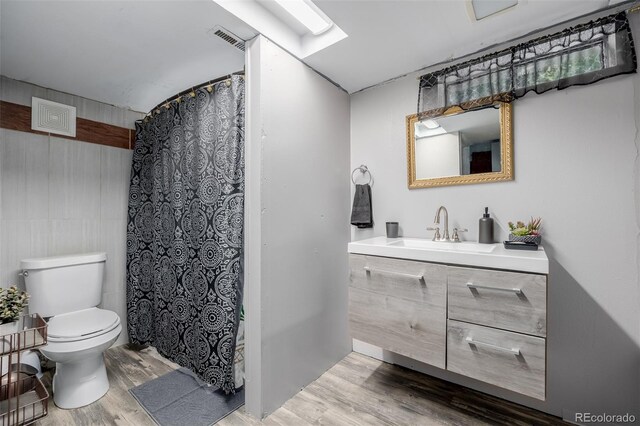 9170 Aspen Dr, Thornton, CO 80229 - full bath featuring vanity, wood finished floors, a skylight, and curtained shower