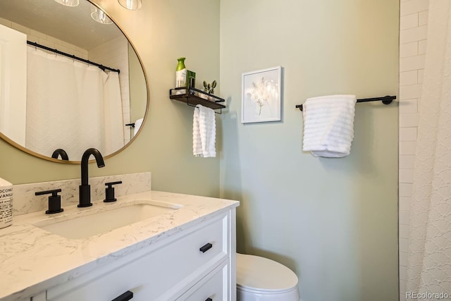 bathroom featuring a shower with curtain, vanity, and toilet