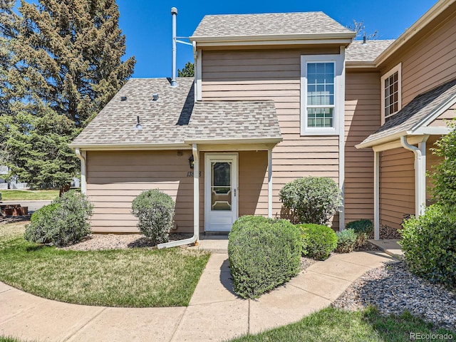 13598 E Asbury Dr, Aurora, CO 80014 - traditional home with roof with shingles and a front lawn