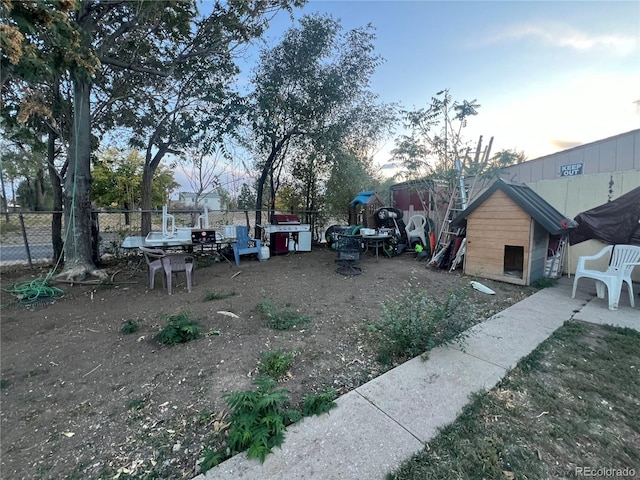 view of yard at dusk
