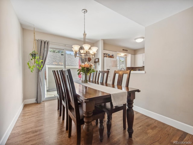 dining area featuring a wealth of natural light, light wood-style flooring, and baseboards